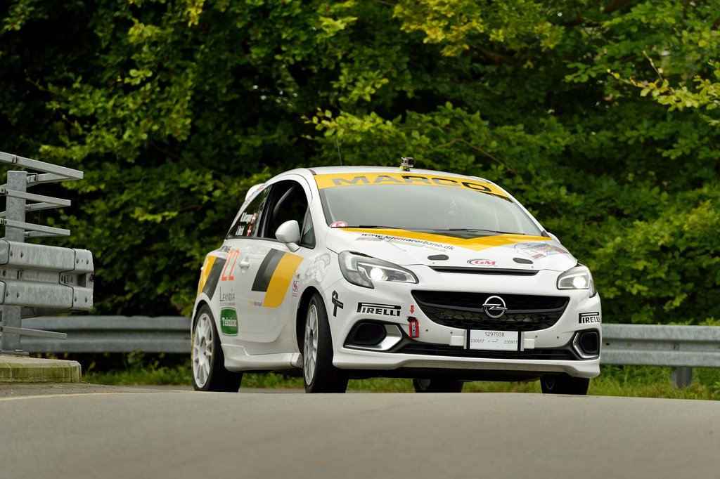 Marco Gersager og Jeannette Kvick kørte deres Opel Corsa OPC ind på en overbevisende sejr i Opel Corsa Cup, og samtidig mangler de kun et enkelt point, så er de også mestre i klasse 2 for standardbiler uden motortuning
(Foto: Michael Eisenberg)